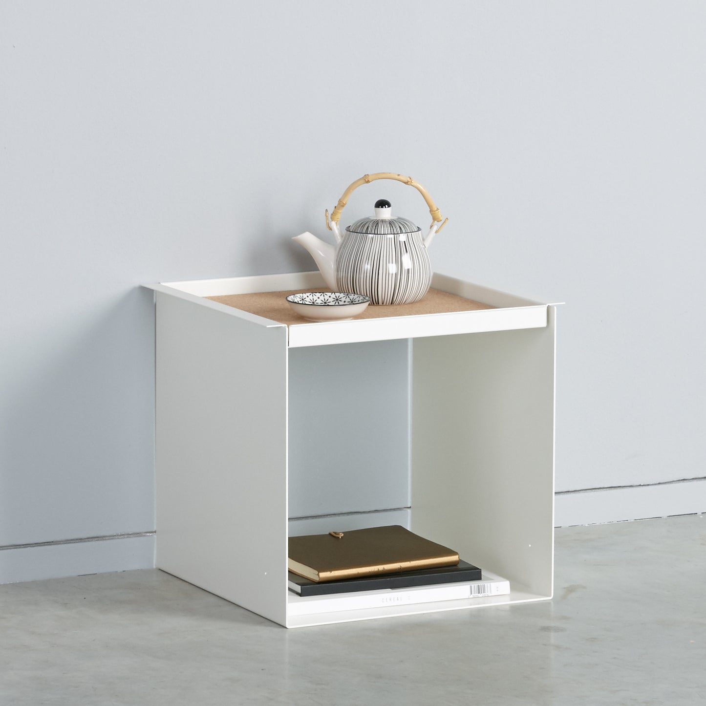 YU TRAY TABLE – Beistelltisch mit Tablett, geradlinig und vielseitig. Sein Name beschreibt, was er ist: eine Kombination aus Tablett und Beistelltisch. Ein besonders praktisches Möbel mit zwei Ablageebenen. Und wird ein Tablett benötigt, ist YU TRAY zur Stelle: neben dem Bett, dem Sessel oder Sofa und überall, wo YU TRAY TABLE schon immer fehlte.