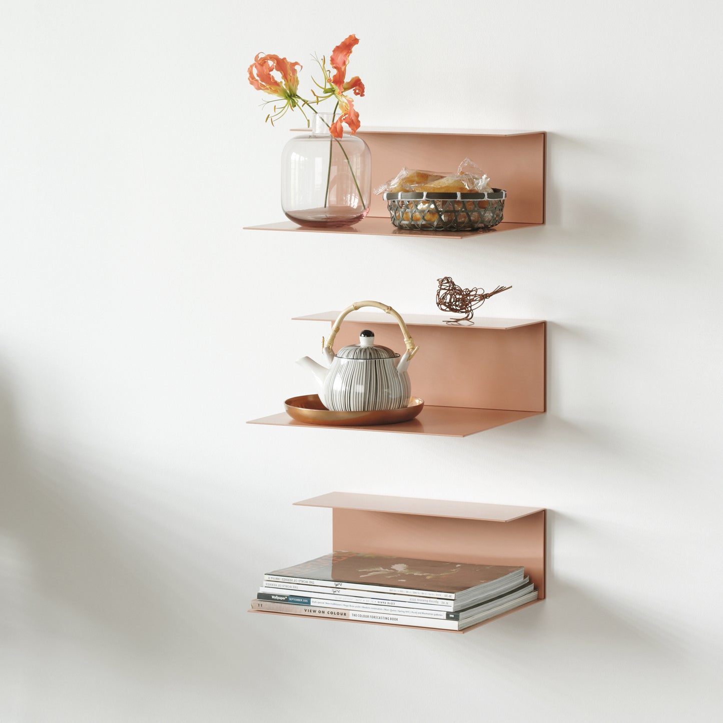 LEISE Design EL WALL – Die universelle Ablage EL als Version für die Wand. Für Bücher, Zeitschriften, Schallplatten und Bilder, genauso wie Pflanzen, Gewürze und Geschirr oder Handtücher, Tiegel und Tuben und natürlich die ganz besonderen Lieblingsobjekte finden exklusive Plätze in und auf EL WALL. Je nach gewünschter Verwendung kann das Wandregal mit der kurzen oder langen Ablagefläche nach oben ausgerichtet montiert werden.