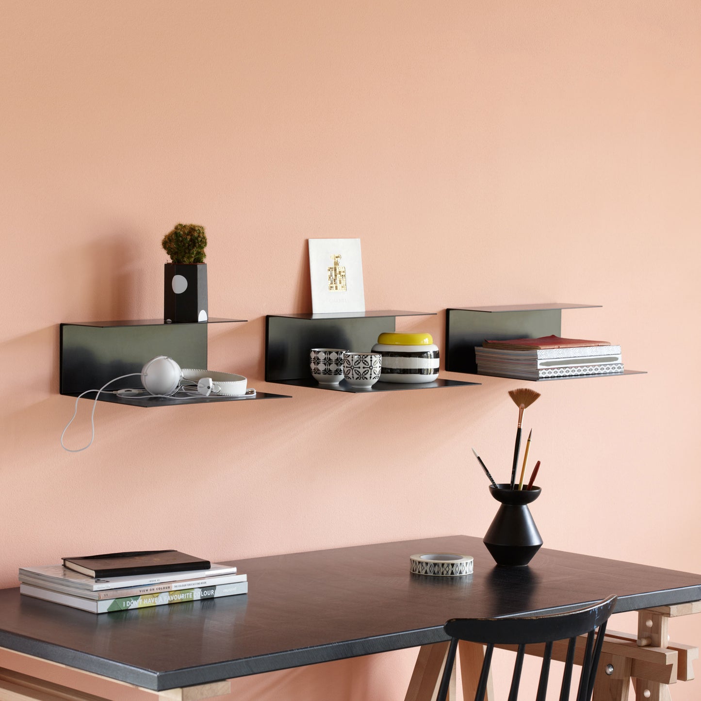LEISE Design EL WALL – Die universelle Ablage EL als Version für die Wand. Für Bücher, Zeitschriften, Schallplatten und Bilder, genauso wie Pflanzen, Gewürze und Geschirr oder Handtücher, Tiegel und Tuben und natürlich die ganz besonderen Lieblingsobjekte finden exklusive Plätze in und auf EL WALL. Je nach gewünschter Verwendung kann das Wandregal mit der kurzen oder langen Ablagefläche nach oben ausgerichtet montiert werden.