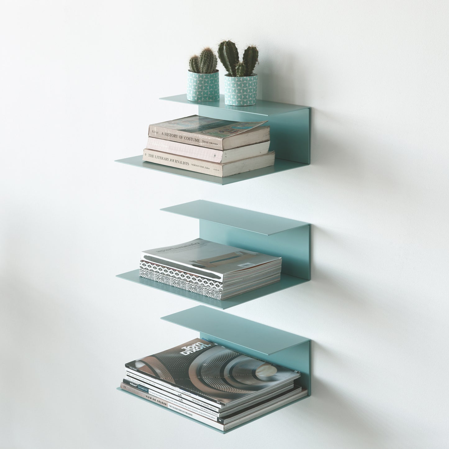 LEISE Design EL WALL – Die universelle Ablage EL als Version für die Wand. Für Bücher, Zeitschriften, Schallplatten und Bilder, genauso wie Pflanzen, Gewürze und Geschirr oder Handtücher, Tiegel und Tuben und natürlich die ganz besonderen Lieblingsobjekte finden exklusive Plätze in und auf EL WALL. Je nach gewünschter Verwendung kann das Wandregal mit der kurzen oder langen Ablagefläche nach oben ausgerichtet montiert werden.