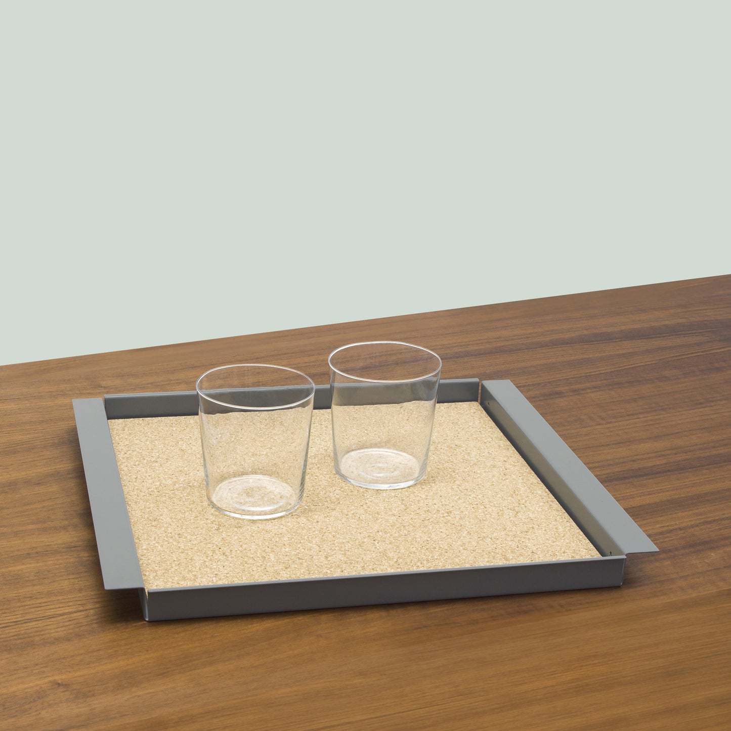 YU TRAY – Ein Tablett mit klarer Form und guter Handhabung. Erhältlich in mehreren kombinierbaren Farben und wahlweise mit oder ohne Korkeinlage erhältlich. Und: YU TRAY ist mehr als ein Tablett. Denn es lässt sich mit Elementen des YU-Systems kombinieren.