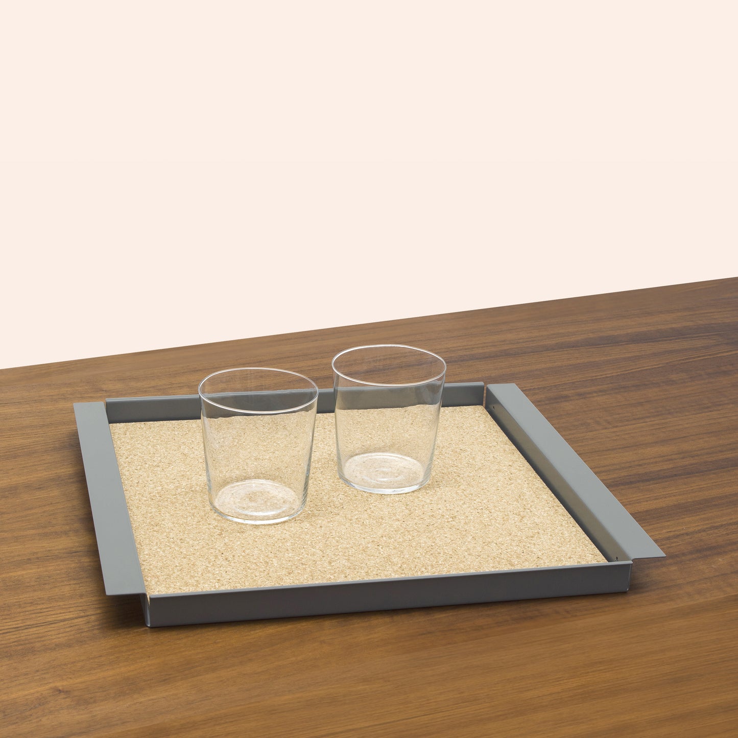 YU TRAY – Ein Tablett mit klarer Form und guter Handhabung. Erhältlich in mehreren kombinierbaren Farben. Es kann wahlweise mit oder ohne Korkeinlage bestellt werden. Und: YU TRAY ist mehr als ein Tablett. Denn es lässt sich mit Elementen des YU-Systems kombinieren.
