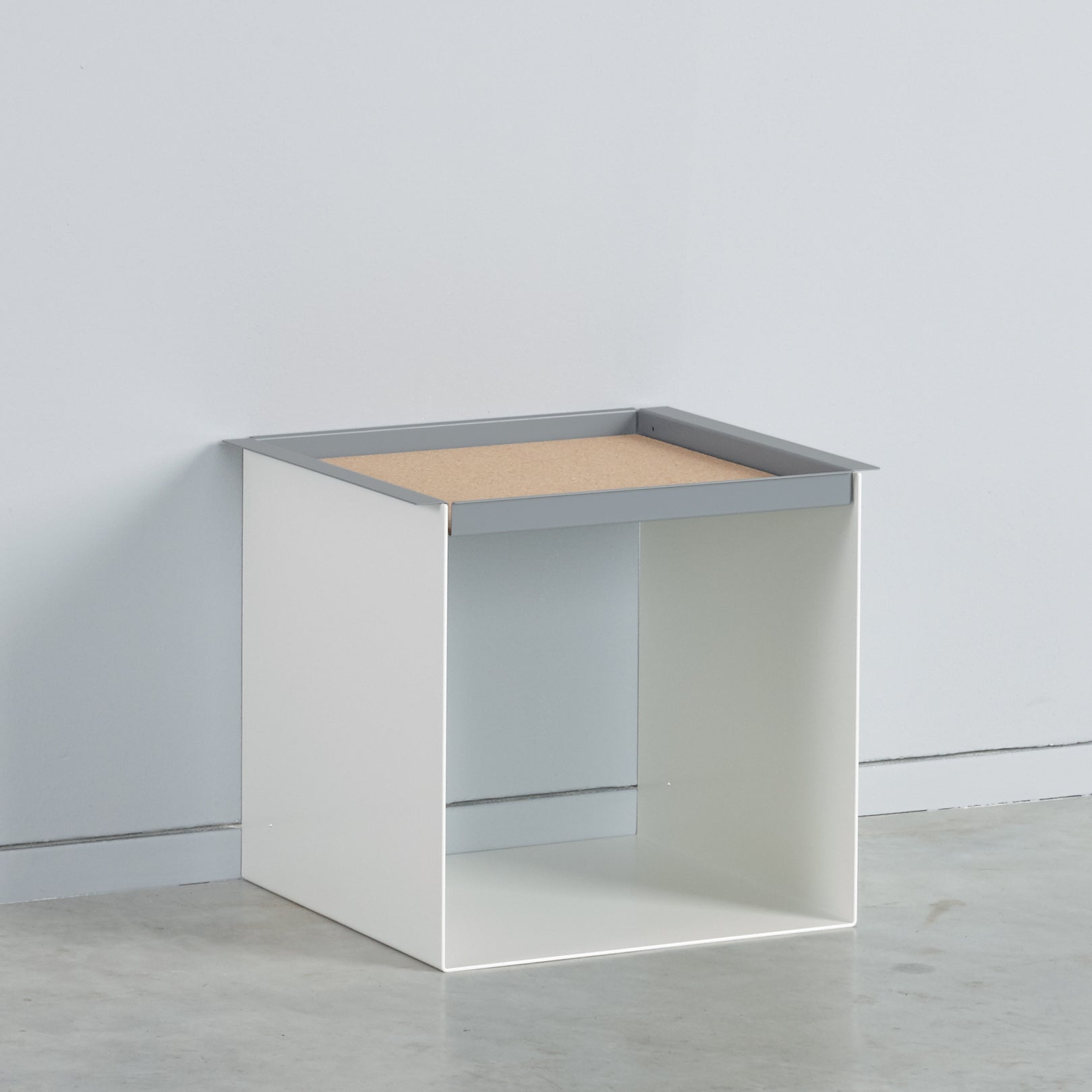 YU TRAY TABLE – Beistelltisch mit Tablett, geradlinig und vielseitig. Sein Name beschreibt, was er ist: eine Kombination aus Tablett und Beistelltisch. Ein besonders praktisches Möbel mit zwei Ablageebenen. Und wird ein Tablett benötigt, ist YU TRAY zur Stelle: neben dem Bett, dem Sessel oder Sofa und überall, wo YU TRAY TABLE schon immer fehlte.