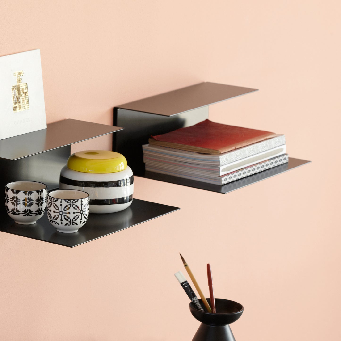 LEISE Design EL WALL – Die universelle Ablage EL als Version für die Wand. Für Bücher, Zeitschriften, Schallplatten und Bilder, genauso wie Pflanzen, Gewürze und Geschirr oder Handtücher, Tiegel und Tuben und natürlich die ganz besonderen Lieblingsobjekte finden exklusive Plätze in und auf EL WALL. Je nach gewünschter Verwendung kann das Wandregal mit der kurzen oder langen Ablagefläche nach oben ausgerichtet montiert werden.