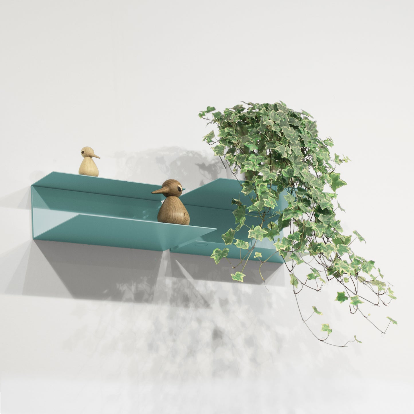 LEISE Design EL WALL – Die universelle Ablage EL als Version für die Wand. Für Bücher, Zeitschriften, Schallplatten und Bilder, genauso wie Pflanzen, Gewürze und Geschirr oder Handtücher, Tiegel und Tuben und natürlich die ganz besonderen Lieblingsobjekte finden exklusive Plätze in und auf EL WALL. Je nach gewünschter Verwendung kann das Wandregal mit der kurzen oder langen Ablagefläche nach oben ausgerichtet montiert werden.