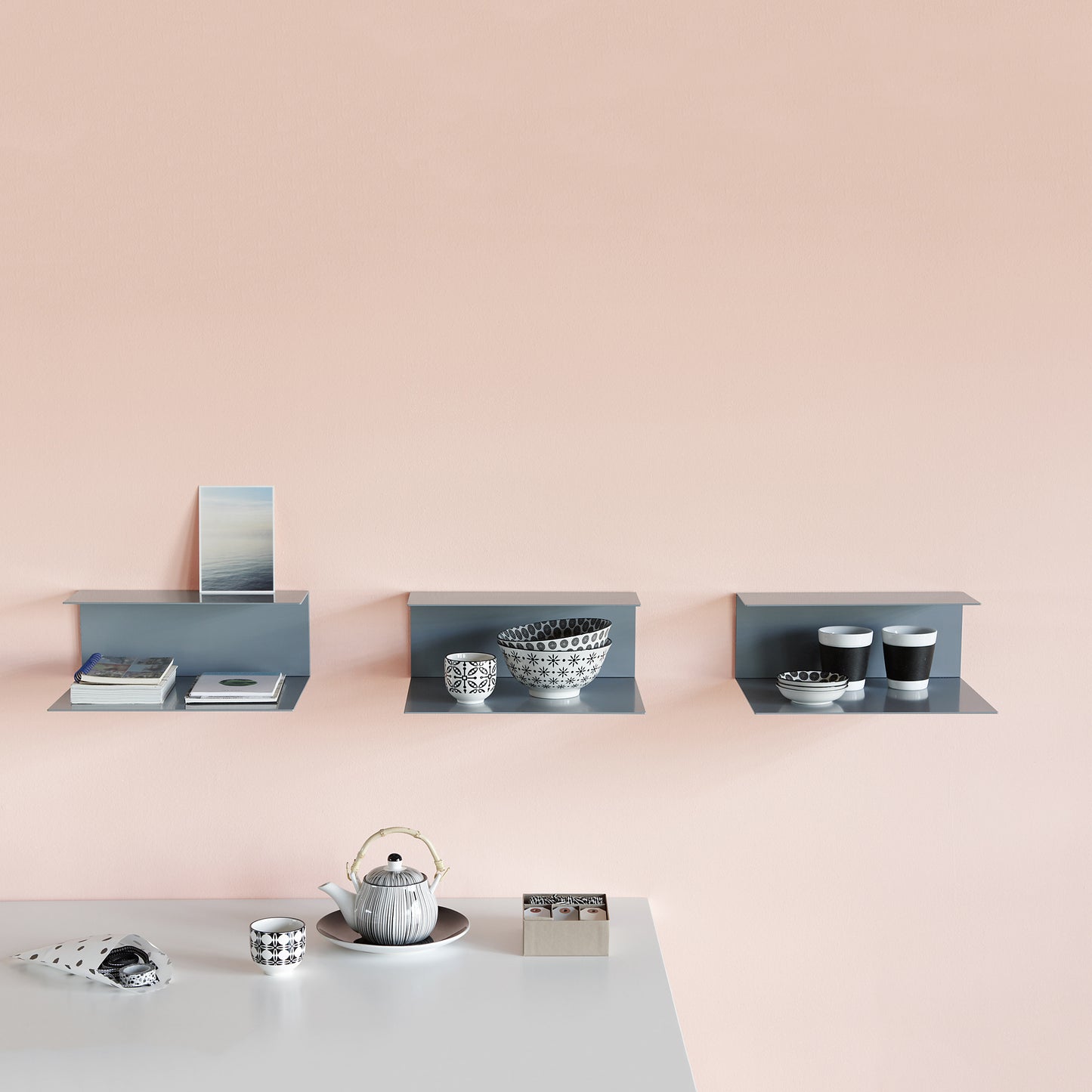 LEISE Design EL WALL – Die universelle Ablage EL als Version für die Wand. Für Bücher, Zeitschriften, Schallplatten und Bilder, genauso wie Pflanzen, Gewürze und Geschirr oder Handtücher, Tiegel und Tuben und natürlich die ganz besonderen Lieblingsobjekte finden exklusive Plätze in und auf EL WALL. Je nach gewünschter Verwendung kann das Wandregal mit der kurzen oder langen Ablagefläche nach oben ausgerichtet montiert werden.