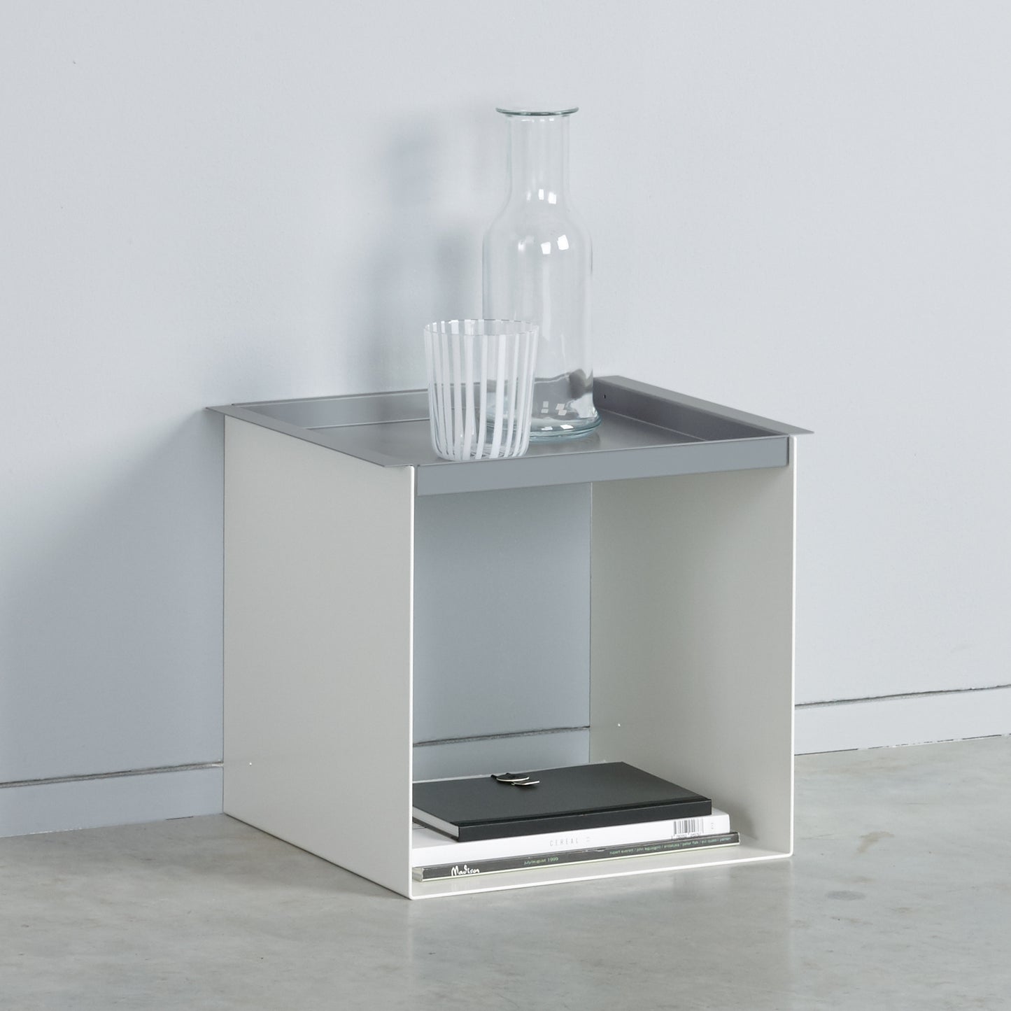 YU TRAY TABLE – Beistelltisch mit Tablett, geradlinig und vielseitig. Sein Name beschreibt, was er ist: eine Kombination aus Tablett und Beistelltisch. Ein besonders praktisches Möbel mit zwei Ablageebenen. Und wird ein Tablett benötigt, ist YU TRAY zur Stelle: neben dem Bett, dem Sessel oder Sofa und überall, wo YU TRAY TABLE schon immer fehlte.
