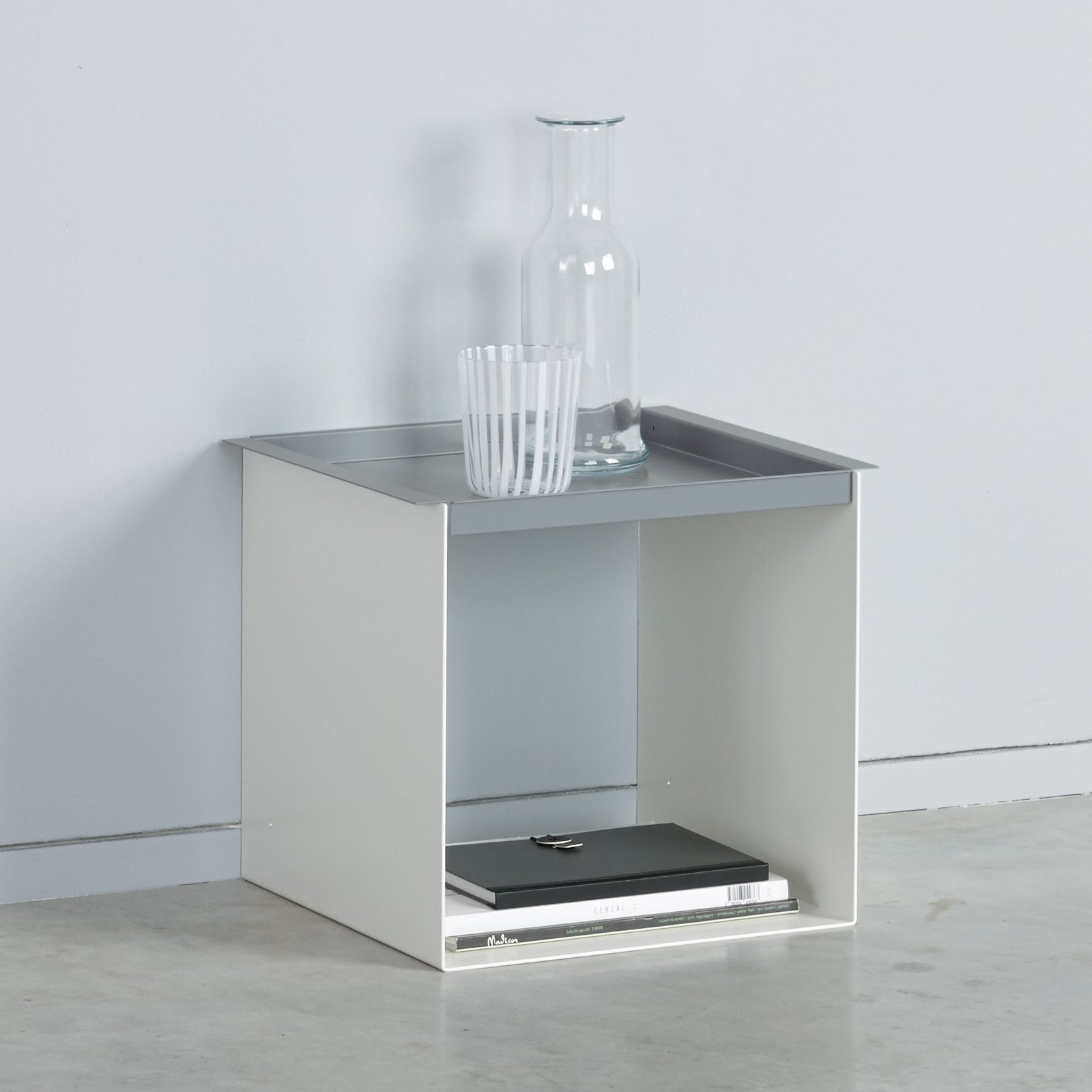YU TRAY TABLE – Beistelltisch mit Tablett, geradlinig und vielseitig. Sein Name beschreibt, was er ist: eine Kombination aus Tablett und Beistelltisch. Ein besonders praktisches Möbel mit zwei Ablageebenen. Und wird ein Tablett benötigt, ist YU TRAY zur Stelle: neben dem Bett, dem Sessel oder Sofa und überall, wo YU TRAY TABLE schon immer fehlte.