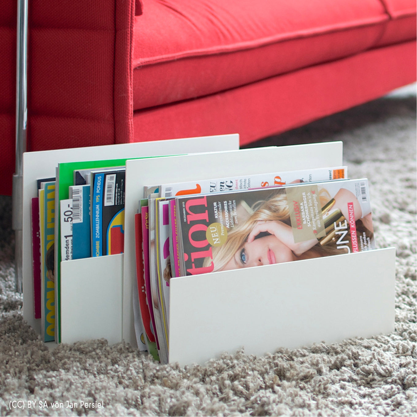 EL ist ein Bausatz für praktische Ablagen, mehrstöckige Buch- und Zeitschriftenständer, Schallplattenhalter, Mini Office und vieles mehr. Mit dem farbig beschichteten Metallelement und kleinen Magneten können eine Vielzahl an Kombinationen zusammengesetzt werden. Das Produkt EL lässt sich auch mit dem Produkt BIG EL kombinieren.