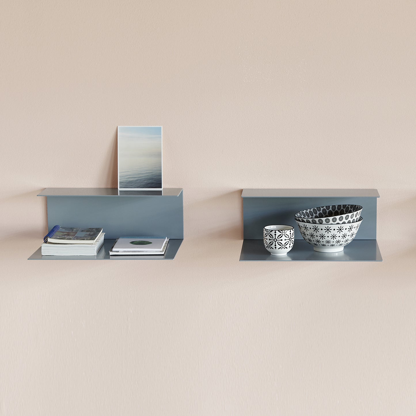 LEISE Design EL WALL – Die universelle Ablage EL als Version für die Wand. Für Bücher, Zeitschriften, Schallplatten und Bilder, genauso wie Pflanzen, Gewürze und Geschirr oder Handtücher, Tiegel und Tuben und natürlich die ganz besonderen Lieblingsobjekte finden exklusive Plätze in und auf EL WALL. Je nach gewünschter Verwendung kann das Wandregal mit der kurzen oder langen Ablagefläche nach oben ausgerichtet montiert werden.