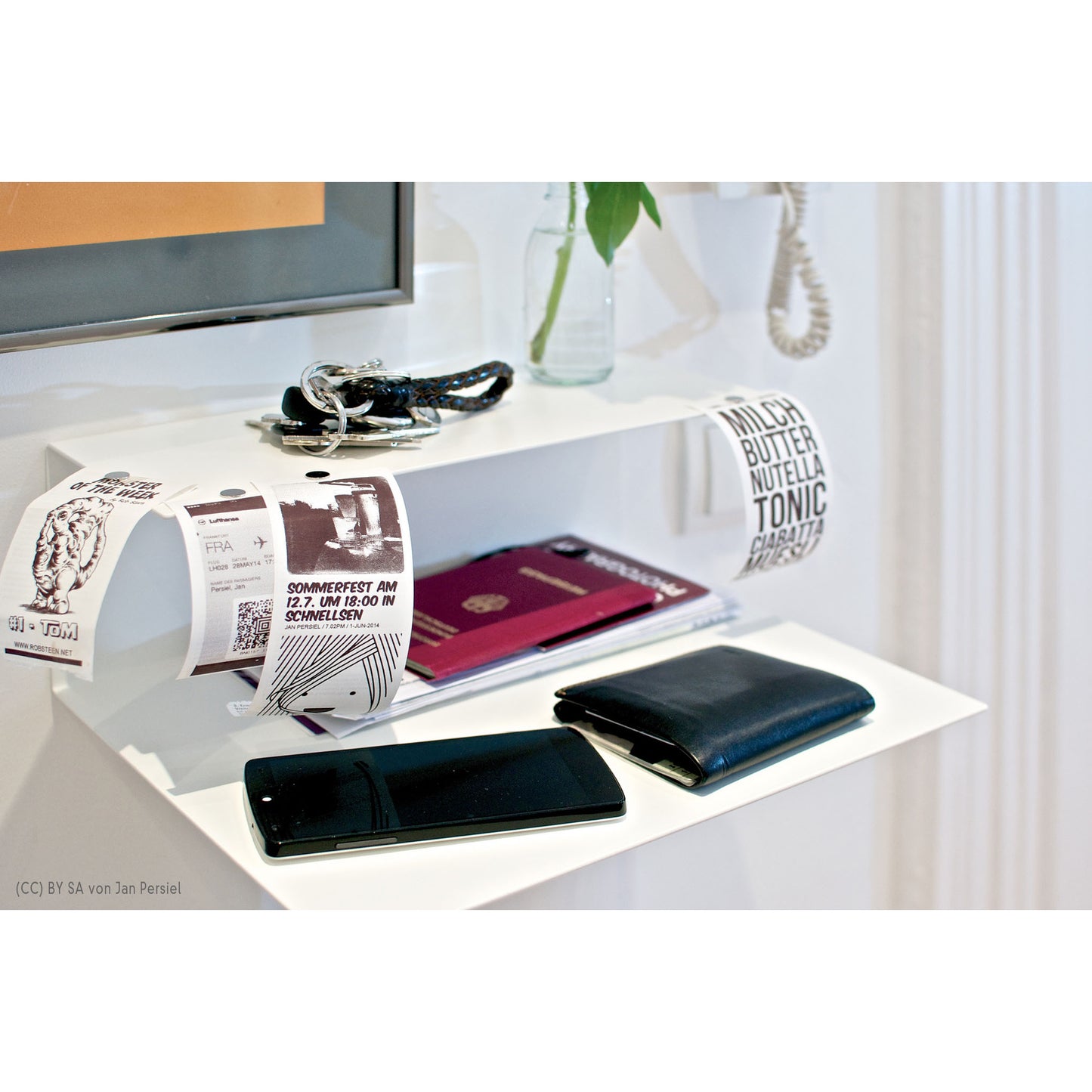 LEISE Design EL WALL – Die universelle Ablage EL als Version für die Wand. Für Bücher, Zeitschriften, Schallplatten und Bilder, genauso wie Pflanzen, Gewürze und Geschirr oder Handtücher, Tiegel und Tuben und natürlich die ganz besonderen Lieblingsobjekte finden exklusive Plätze in und auf EL WALL. Je nach gewünschter Verwendung kann das Wandregal mit der kurzen oder langen Ablagefläche nach oben ausgerichtet montiert werden.
