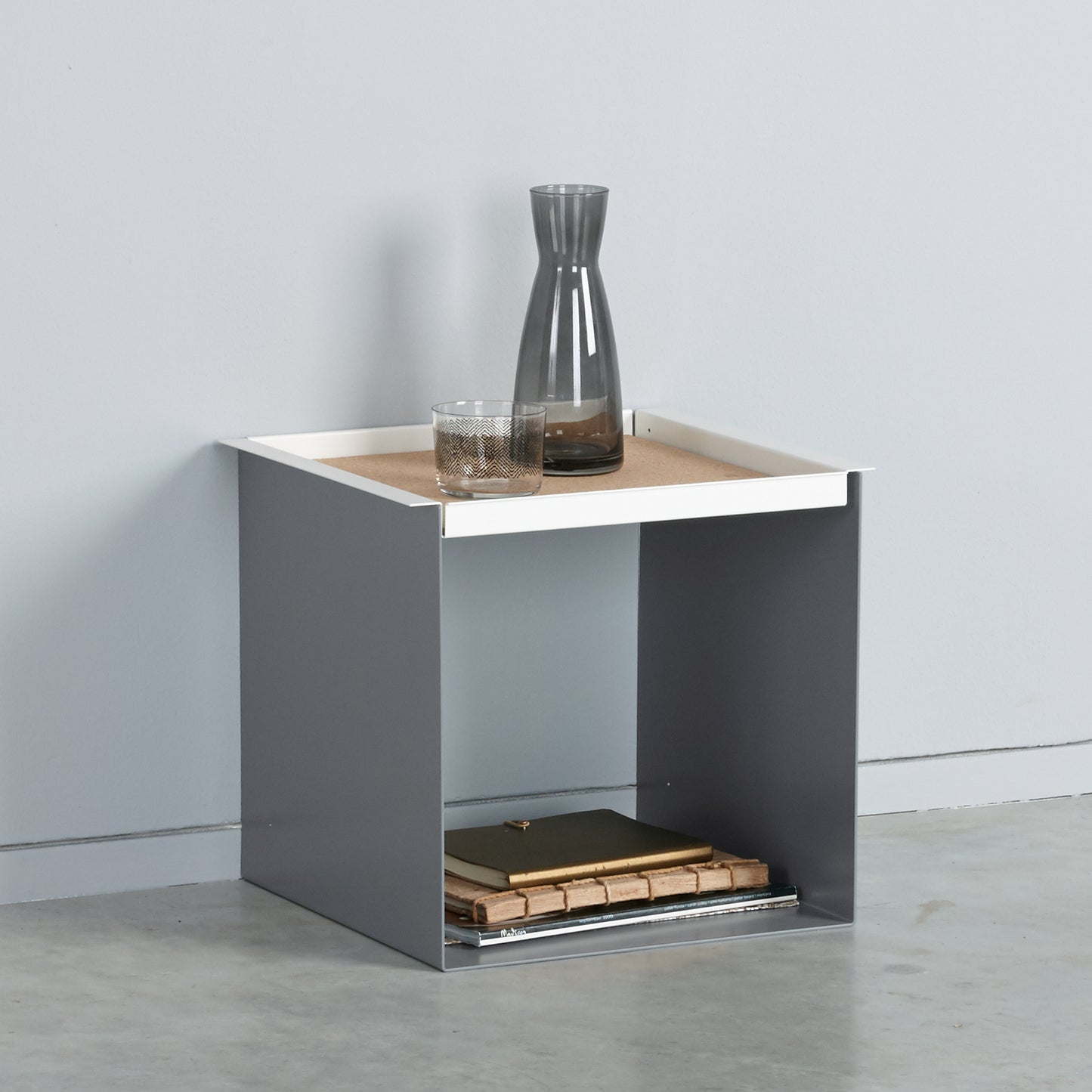 YU TRAY TABLE – Beistelltisch mit Tablett, geradlinig und vielseitig. Sein Name beschreibt, was er ist: eine Kombination aus Tablett und Beistelltisch. Ein besonders praktisches Möbel mit zwei Ablageebenen. Und wird ein Tablett benötigt, ist YU TRAY zur Stelle: neben dem Bett, dem Sessel oder Sofa und überall, wo YU TRAY TABLE schon immer fehlte.