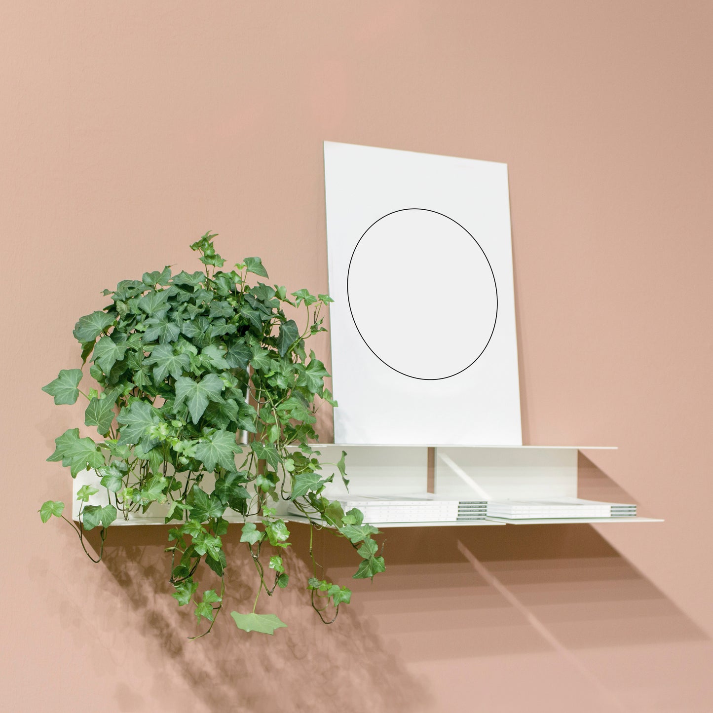 LEISE Design EL WALL – Die universelle Ablage EL als Version für die Wand. Für Bücher, Zeitschriften, Schallplatten und Bilder, genauso wie Pflanzen, Gewürze und Geschirr oder Handtücher, Tiegel und Tuben und natürlich die ganz besonderen Lieblingsobjekte finden exklusive Plätze in und auf EL WALL. Je nach gewünschter Verwendung kann das Wandregal mit der kurzen oder langen Ablagefläche nach oben ausgerichtet montiert werden.