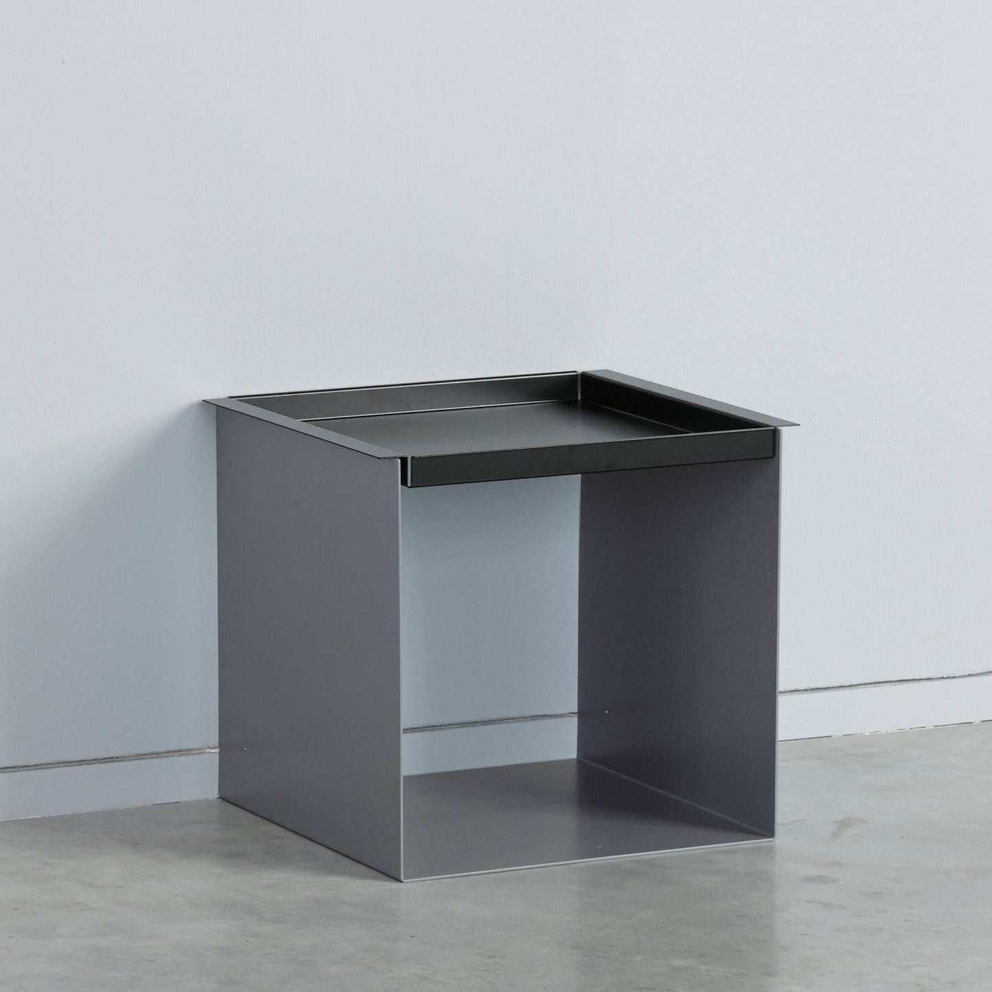YU TRAY TABLE – Beistelltisch mit Tablett, geradlinig und vielseitig. Sein Name beschreibt, was er ist: eine Kombination aus Tablett und Beistelltisch. Ein besonders praktisches Möbel mit zwei Ablageebenen. Und wird ein Tablett benötigt, ist YU TRAY zur Stelle: neben dem Bett, dem Sessel oder Sofa und überall, wo YU TRAY TABLE schon immer fehlte.
