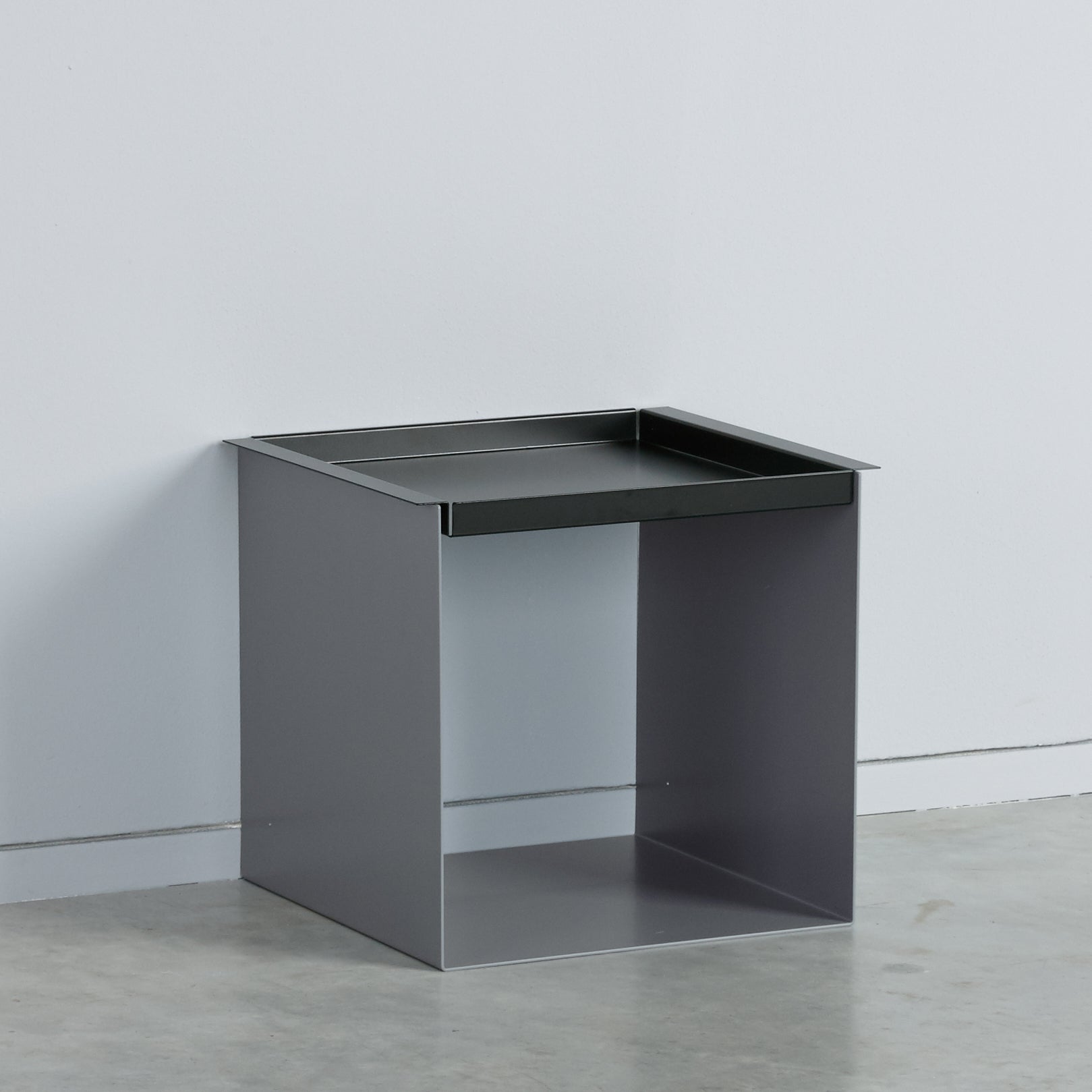 YU TRAY TABLE – Beistelltisch mit Tablett, geradlinig und vielseitig. Sein Name beschreibt, was er ist: eine Kombination aus Tablett und Beistelltisch. Ein besonders praktisches Möbel mit zwei Ablageebenen. Und wird ein Tablett benötigt, ist YU TRAY zur Stelle: neben dem Bett, dem Sessel oder Sofa und überall, wo YU TRAY TABLE schon immer fehlte.