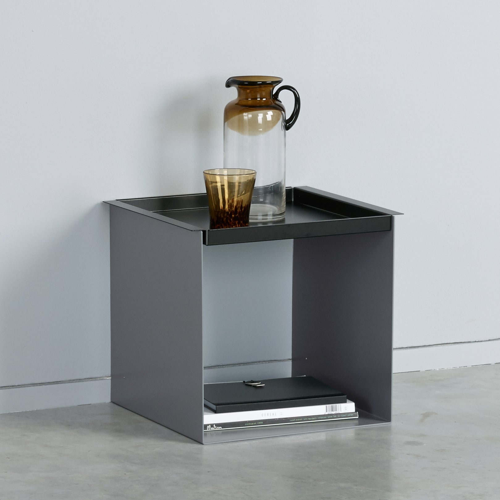 YU TRAY TABLE – Beistelltisch mit Tablett, geradlinig und vielseitig. Sein Name beschreibt, was er ist: eine Kombination aus Tablett und Beistelltisch. Ein besonders praktisches Möbel mit zwei Ablageebenen. Und wird ein Tablett benötigt, ist YU TRAY zur Stelle: neben dem Bett, dem Sessel oder Sofa und überall, wo YU TRAY TABLE schon immer fehlte.