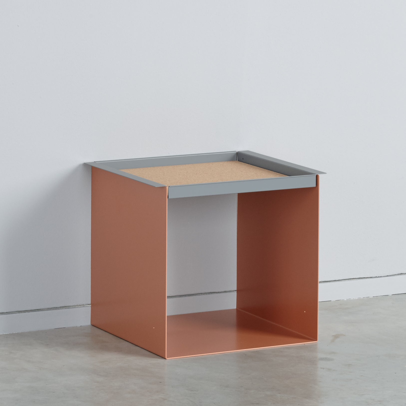 YU TRAY TABLE – Beistelltisch mit Tablett, geradlinig und vielseitig. Sein Name beschreibt, was er ist: eine Kombination aus Tablett und Beistelltisch. Ein besonders praktisches Möbel mit zwei Ablageebenen. Und wird ein Tablett benötigt, ist YU TRAY zur Stelle: neben dem Bett, dem Sessel oder Sofa und überall, wo YU TRAY TABLE schon immer fehlte.