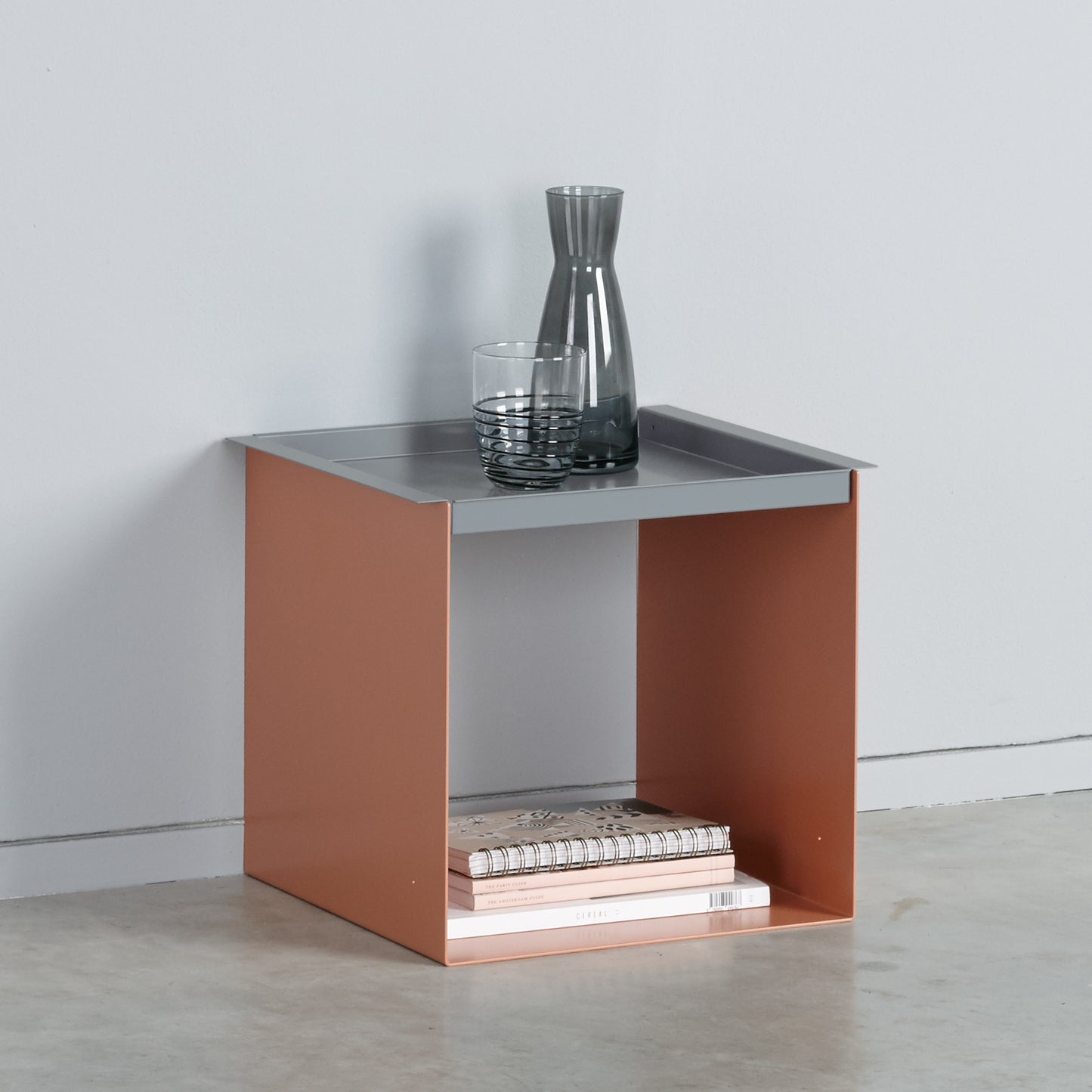 YU TRAY TABLE – Beistelltisch mit Tablett, geradlinig und vielseitig. Sein Name beschreibt, was er ist: eine Kombination aus Tablett und Beistelltisch. Ein besonders praktisches Möbel mit zwei Ablageebenen. Und wird ein Tablett benötigt, ist YU TRAY zur Stelle: neben dem Bett, dem Sessel oder Sofa und überall, wo YU TRAY TABLE schon immer fehlte.
