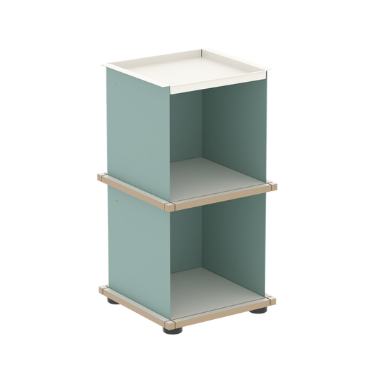 YU TRAY SHELF 1x2 – Beistelltisch und kleines Regal mit besonderem Kopf. Denn beim oberen Abschluss handelt es sich um das vielseitige Tablett YU TRAY. Ob als Beistelltisch, Nachttisch oder universelles Regal schafft YU TRAY SHELF 1x2 Raum und Ablagefläche auch an den kleinsten Orten.  Ideal für den Flur, das Homeoffice, die Küche, das Bad und überall, wo Stauraum benötigt wird.