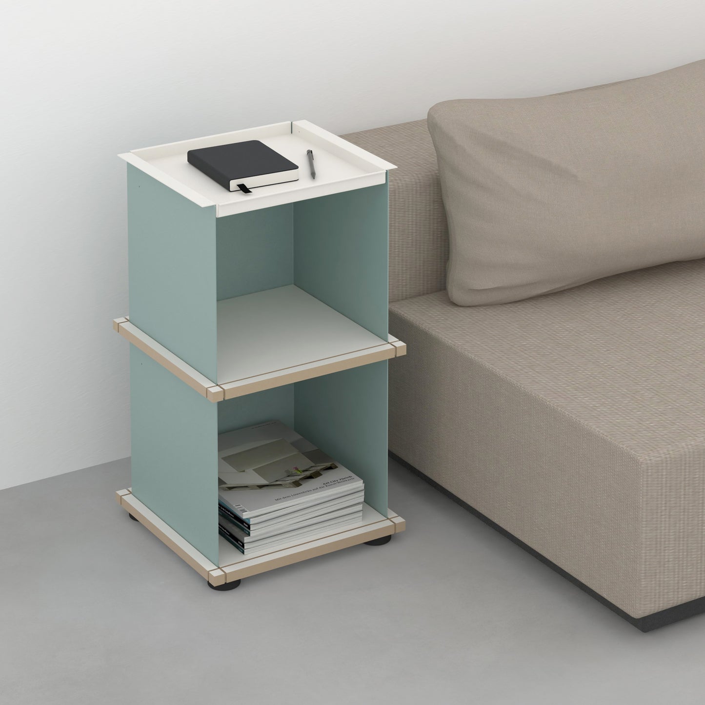 YU TRAY SHELF 1x2 – Beistelltisch und kleines Regal mit besonderem Kopf. Denn beim oberen Abschluss handelt es sich um das vielseitige Tablett YU TRAY. Ob als Beistelltisch, Nachttisch oder universelles Regal schafft YU TRAY SHELF 1x2 Raum und Ablagefläche auch an den kleinsten Orten. Ideal für den Flur, das Homeoffice, die Küche, das Bad und überall, wo Stauraum benötigt wird.