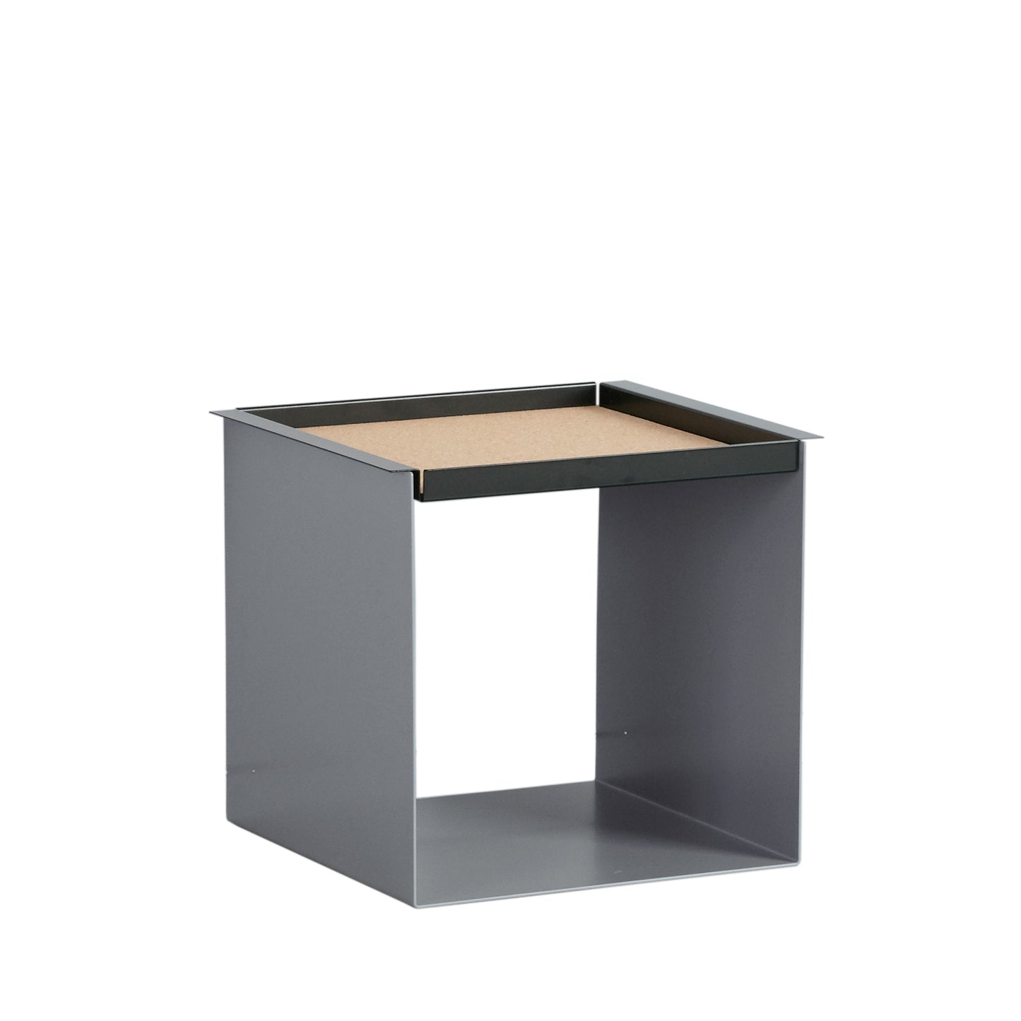 YU TRAY TABLE – Beistelltisch mit Tablett, geradlinig und vielseitig. Sein Name beschreibt, was er ist: eine Kombination aus Tablett und Beistelltisch. Ein besonders praktisches Möbel mit zwei Ablageebenen. Und wird ein Tablett benötigt, ist YU TRAY zur Stelle: neben dem Bett, dem Sessel oder Sofa und überall, wo YU TRAY TABLE schon immer fehlte.