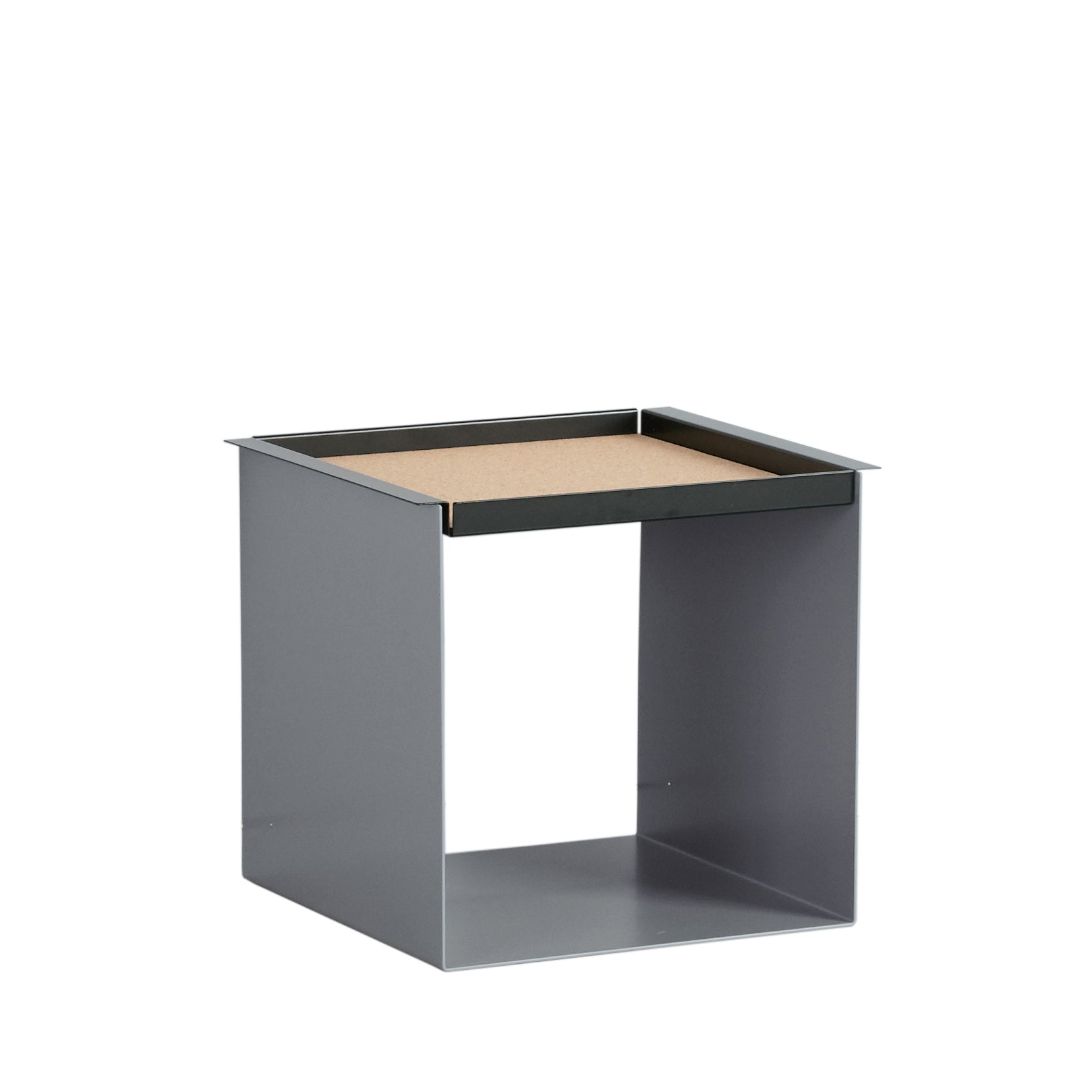 YU TRAY TABLE – Beistelltisch mit Tablett, geradlinig und vielseitig. Sein Name beschreibt, was er ist: eine Kombination aus Tablett und Beistelltisch. Ein besonders praktisches Möbel mit zwei Ablageebenen. Und wird ein Tablett benötigt, ist YU TRAY zur Stelle: neben dem Bett, dem Sessel oder Sofa und überall, wo YU TRAY TABLE schon immer fehlte.
