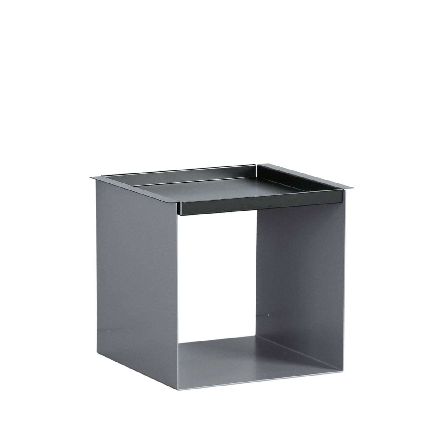 YU TRAY TABLE – Beistelltisch mit Tablett, geradlinig und vielseitig. Sein Name beschreibt, was er ist: eine Kombination aus Tablett und Beistelltisch. Ein besonders praktisches Möbel mit zwei Ablageebenen. Und wird ein Tablett benötigt, ist YU TRAY zur Stelle: neben dem Bett, dem Sessel oder Sofa und überall, wo YU TRAY TABLE schon immer fehlte.