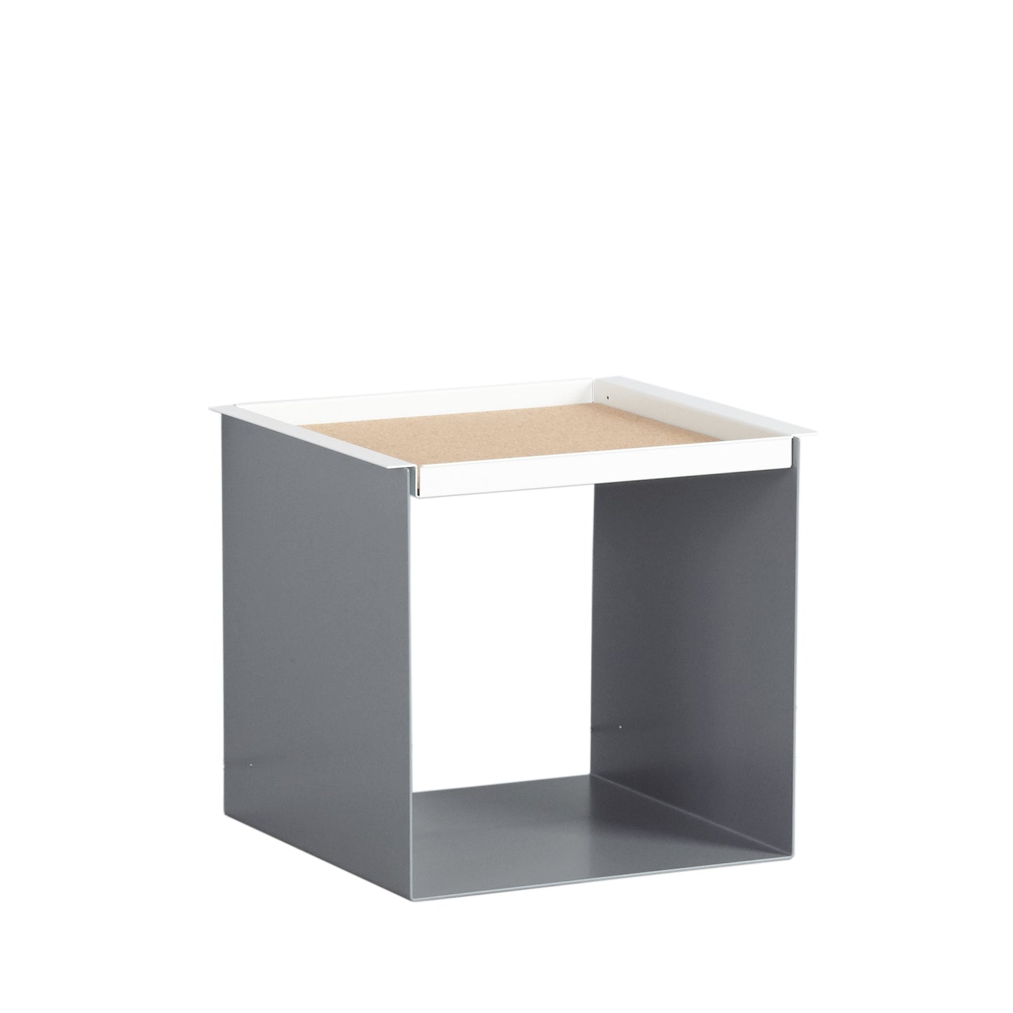 YU TRAY TABLE – Beistelltisch mit Tablett, geradlinig und vielseitig. Sein Name beschreibt, was er ist: eine Kombination aus Tablett und Beistelltisch. Ein besonders praktisches Möbel mit zwei Ablageebenen. Und wird ein Tablett benötigt, ist YU TRAY zur Stelle: neben dem Bett, dem Sessel oder Sofa und überall, wo YU TRAY TABLE schon immer fehlte.
