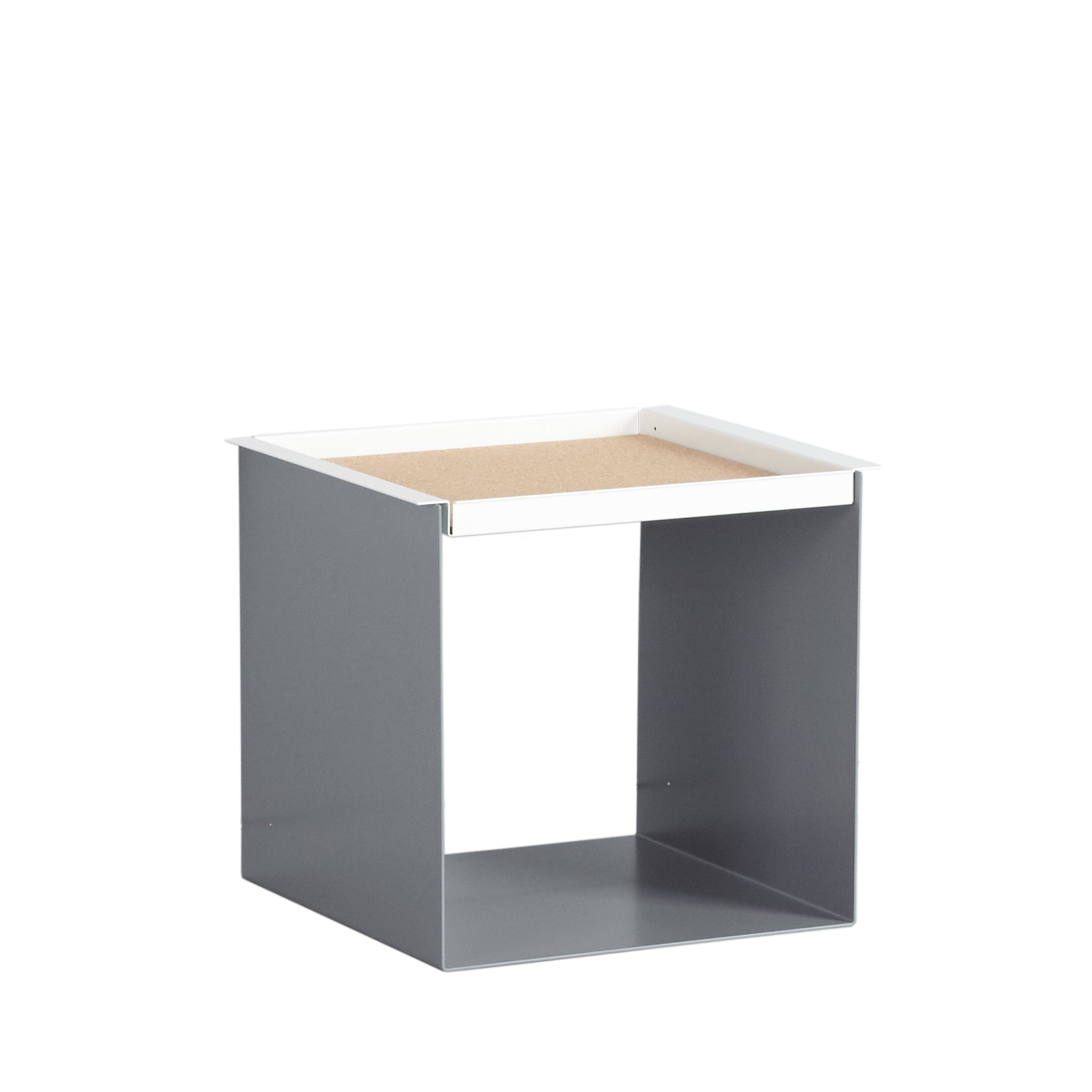 YU TRAY TABLE – Beistelltisch mit Tablett, geradlinig und vielseitig. Sein Name beschreibt, was er ist: eine Kombination aus Tablett und Beistelltisch. Ein besonders praktisches Möbel mit zwei Ablageebenen. Und wird ein Tablett benötigt, ist YU TRAY zur Stelle: neben dem Bett, dem Sessel oder Sofa und überall, wo YU TRAY TABLE schon immer fehlte.