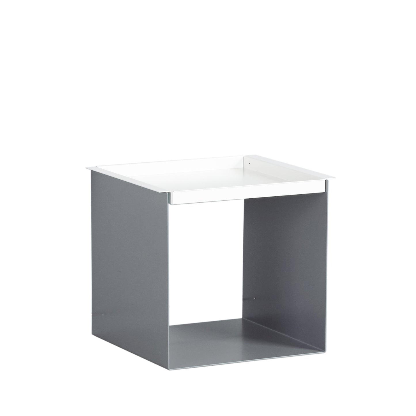 YU TRAY TABLE – Beistelltisch mit Tablett, geradlinig und vielseitig. Sein Name beschreibt, was er ist: eine Kombination aus Tablett und Beistelltisch. Ein besonders praktisches Möbel mit zwei Ablageebenen. Und wird ein Tablett benötigt, ist YU TRAY zur Stelle: neben dem Bett, dem Sessel oder Sofa und überall, wo YU TRAY TABLE schon immer fehlte.