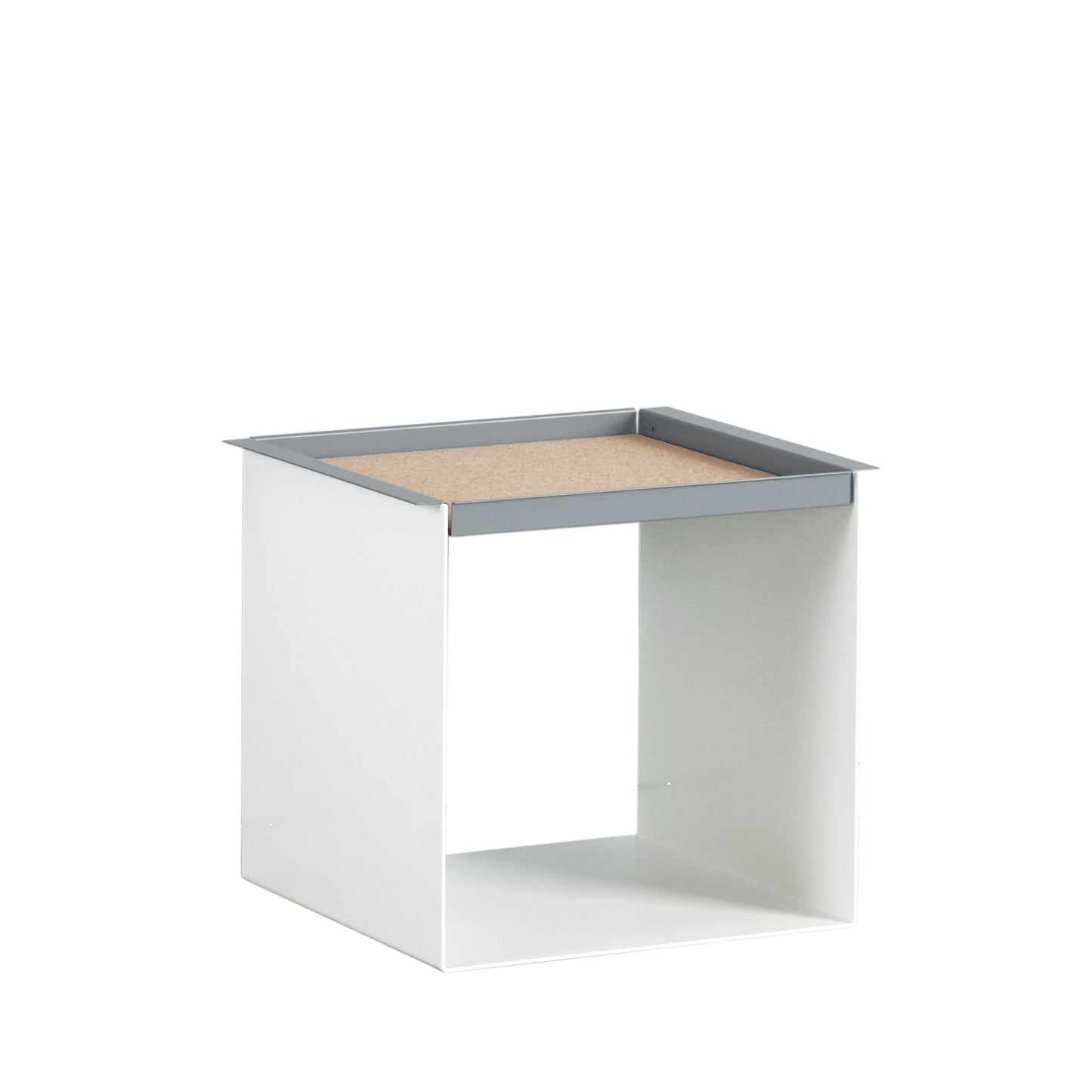 YU TRAY TABLE – Beistelltisch mit Tablett, geradlinig und vielseitig. Sein Name beschreibt, was er ist: eine Kombination aus Tablett und Beistelltisch. Ein besonders praktisches Möbel mit zwei Ablageebenen. Und wird ein Tablett benötigt, ist YU TRAY zur Stelle: neben dem Bett, dem Sessel oder Sofa und überall, wo YU TRAY TABLE schon immer fehlte.
