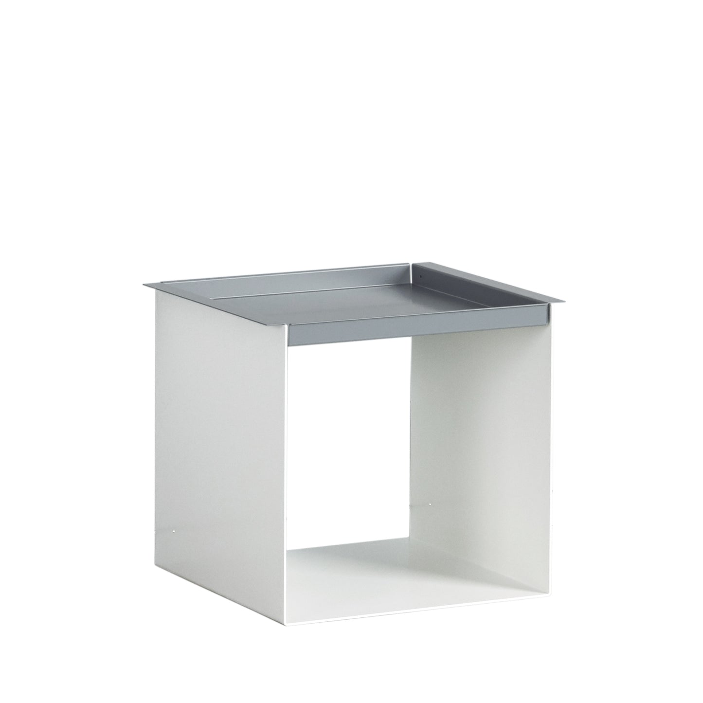 YU TRAY TABLE – Beistelltisch mit Tablett, geradlinig und vielseitig. Sein Name beschreibt, was er ist: eine Kombination aus Tablett und Beistelltisch. Ein besonders praktisches Möbel mit zwei Ablageebenen. Und wird ein Tablett benötigt, ist YU TRAY zur Stelle: neben dem Bett, dem Sessel oder Sofa und überall, wo YU TRAY TABLE schon immer fehlte.