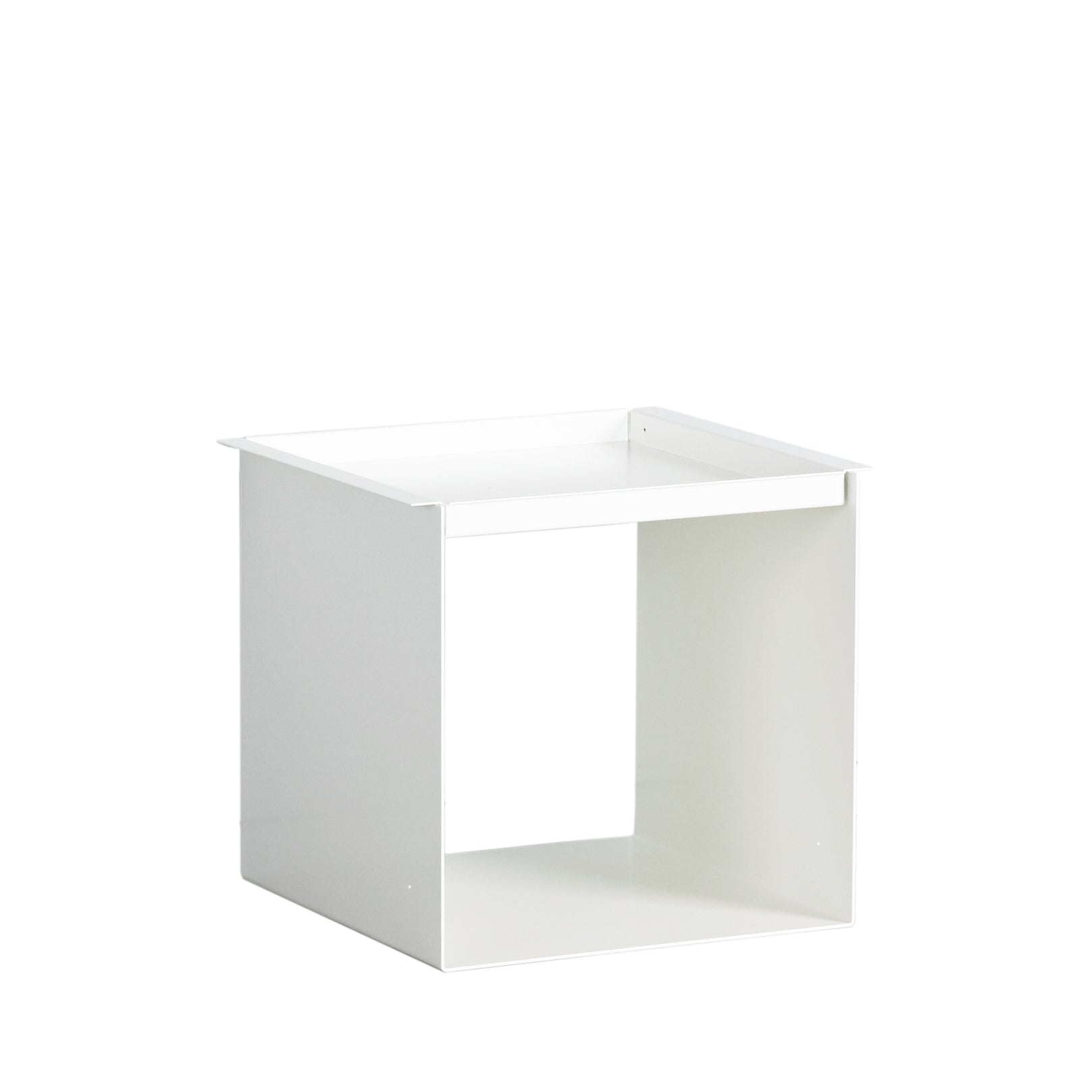 YU TRAY TABLE – Beistelltisch mit Tablett, geradlinig und vielseitig. Sein Name beschreibt, was er ist: eine Kombination aus Tablett und Beistelltisch. Ein besonders praktisches Möbel mit zwei Ablageebenen. Und wird ein Tablett benötigt, ist YU TRAY zur Stelle: neben dem Bett, dem Sessel oder Sofa und überall, wo YU TRAY TABLE schon immer fehlte.