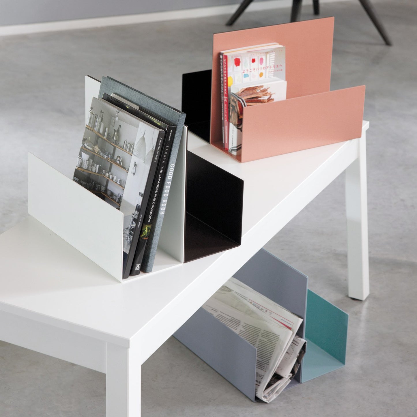 EL ist ein Bausatz für praktische Ablagen, mehrstöckige Buch- und Zeitschriftenständer, Schallplattenhalter, Mini Office und vieles mehr. Mit dem farbig beschichteten Metallelement und kleinen Magneten können eine Vielzahl an Kombinationen zusammengesetzt werden. Das Produkt EL lässt sich auch mit dem Produkt BIG EL kombinieren.