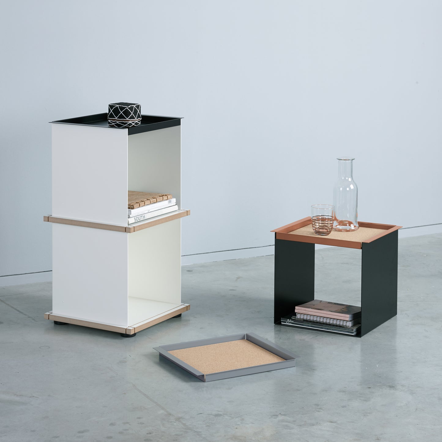 YU TRAY SHELF 1x3 – Ein schmales Regal mit besonderem Kopf. Denn beim oberen Abschluss handelt es sich um das vielseitige Tablett YU TRAY. Ein vielseitiges, universell verwendbares Regal, dass Raum und Ablagefläche auch an den kleinsten Orten schafft. Ideal für den Flur, das Homeoffice, die Küche, das Bad und überall, wo Stauraum benötigt wird.
